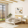 Letto a piattaforma matrimoniale con testiera a pannelli, design a doghe in legno massello, camera da letto moderna