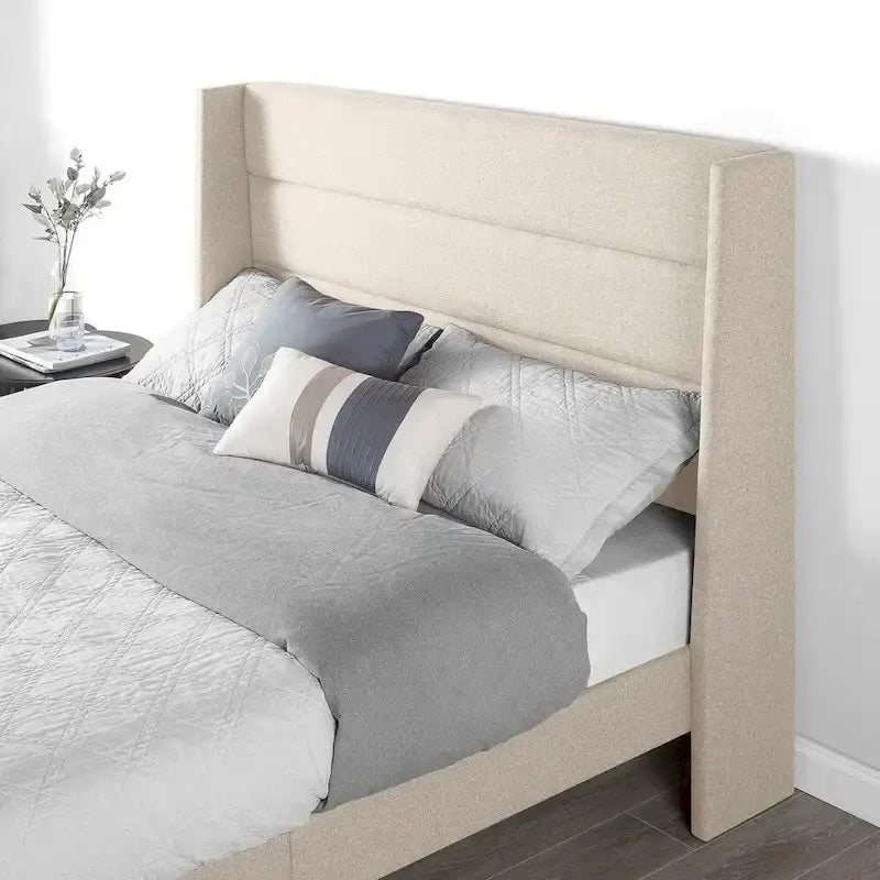 Letto a piattaforma imbottito beige con pouf contenitore, tessuto in lino, Queen Size
